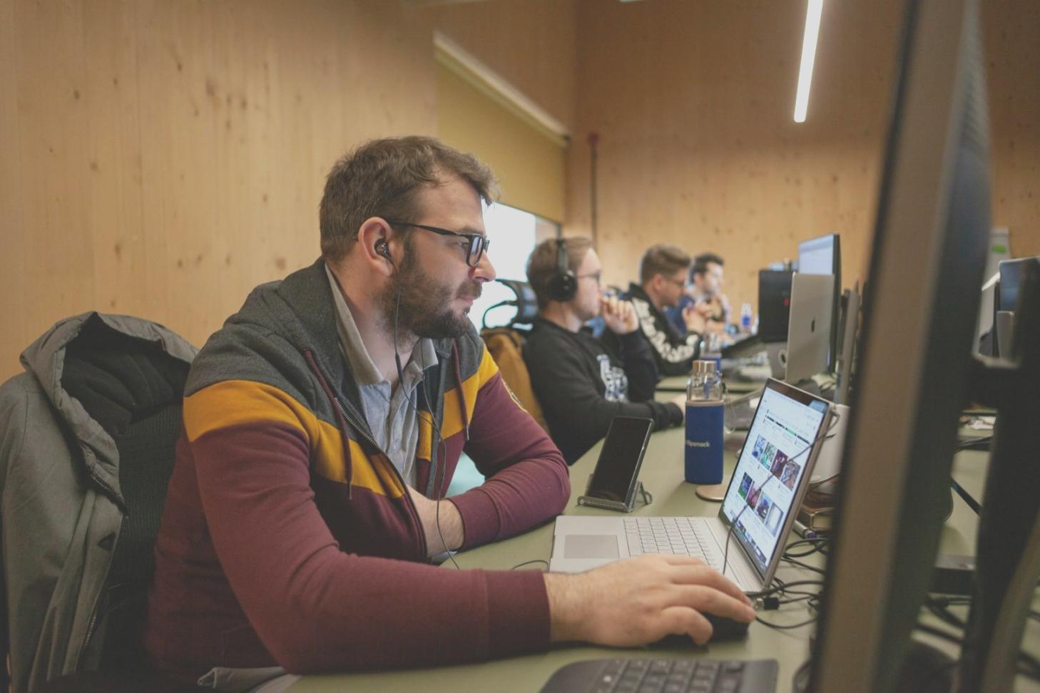 Espacio de trabajo organizado para estudio remoto